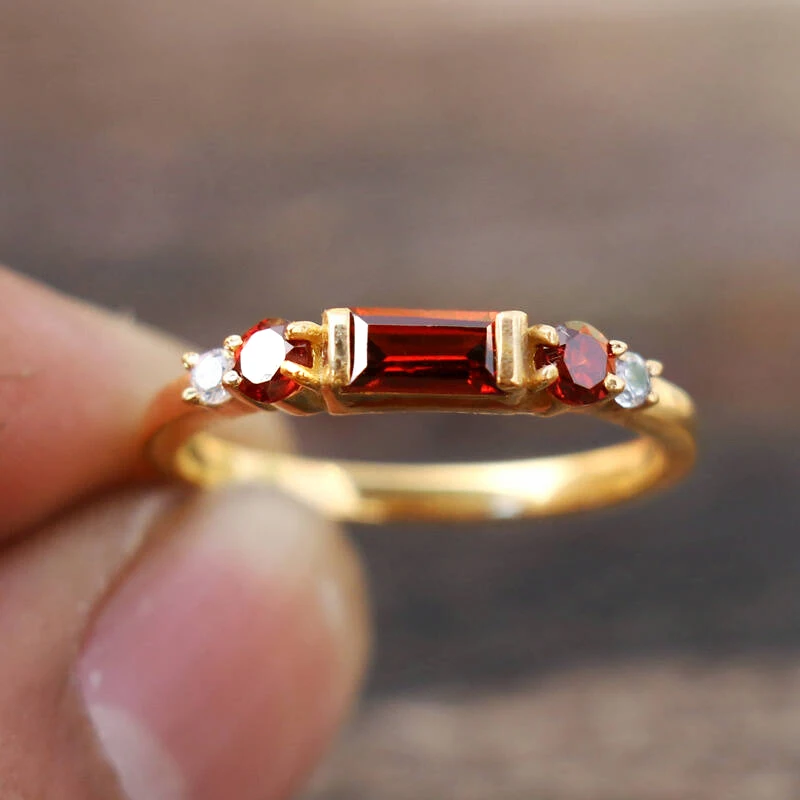 Huitan Vielseitiger Damen-Ring in Goldfarbe, dünnes Zubehör, eingelegt mit leuchtend rotem CZ, eleganter vielseitiger Schmuck für Hochzeit, Party, Damengeschenk