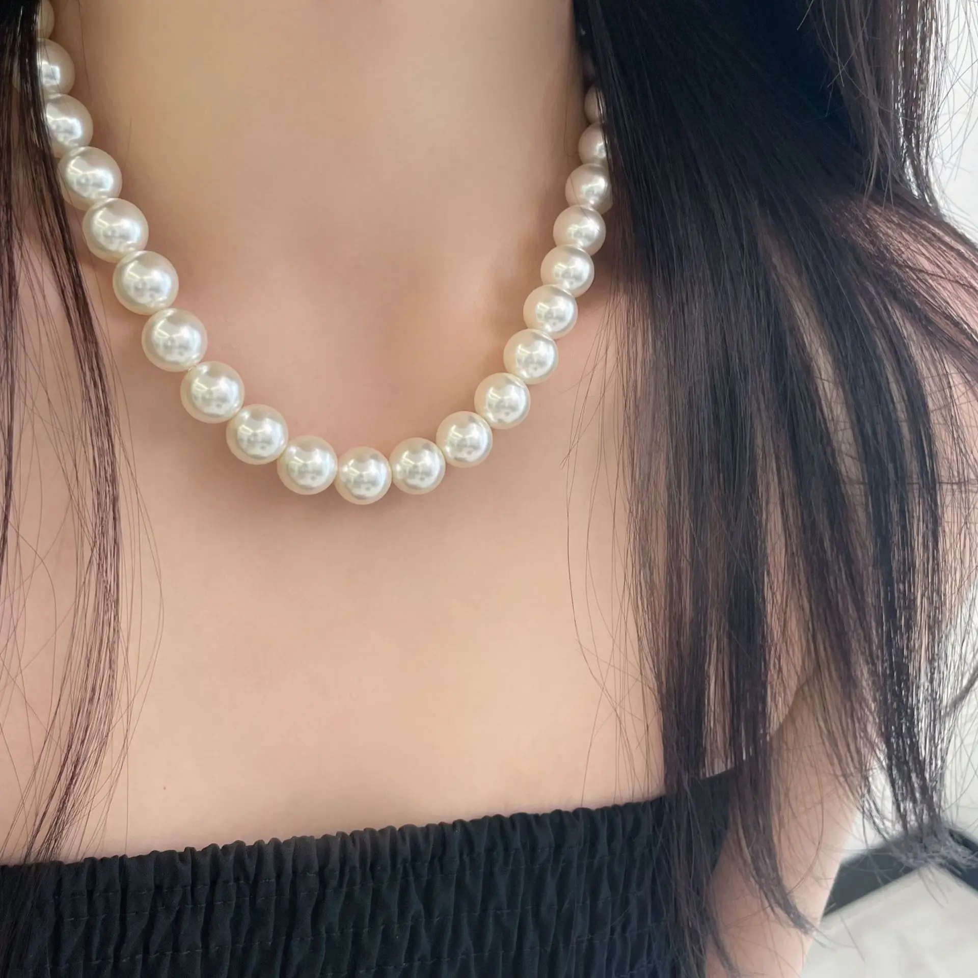 

Wholesale pearl necklace S925 pure silver ingot buckle with round shape, strong light, elegant and high-end neck chain