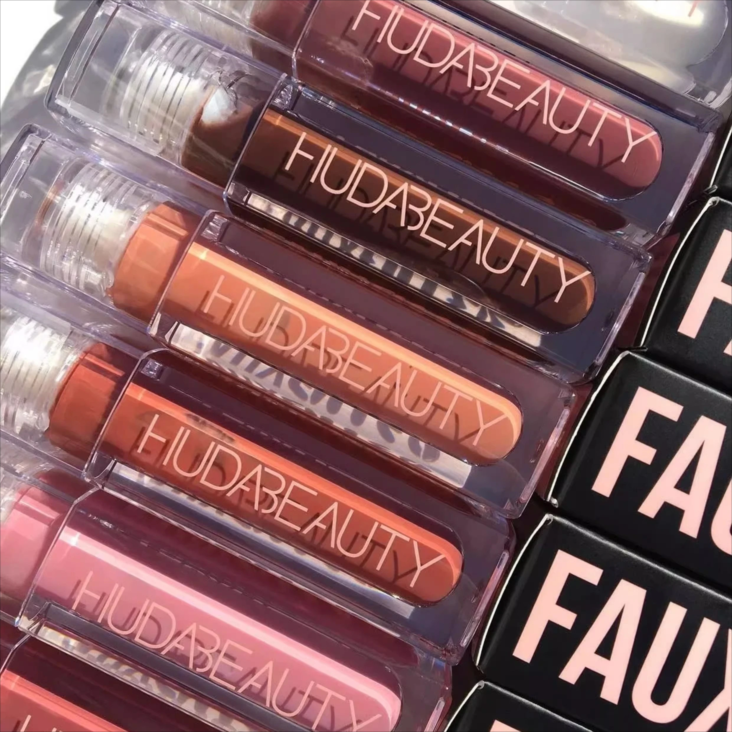 Huda Beauty Faux Filler Gloss Labial Brilhante Não Pegajoso, Óleo Labial Hidratante Transparente, Batom Tinted Volumizador e Hidratante para Maquiagem