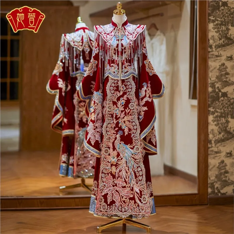 New Chinese-style luxurious wedding dress with phoenix crown and red cape