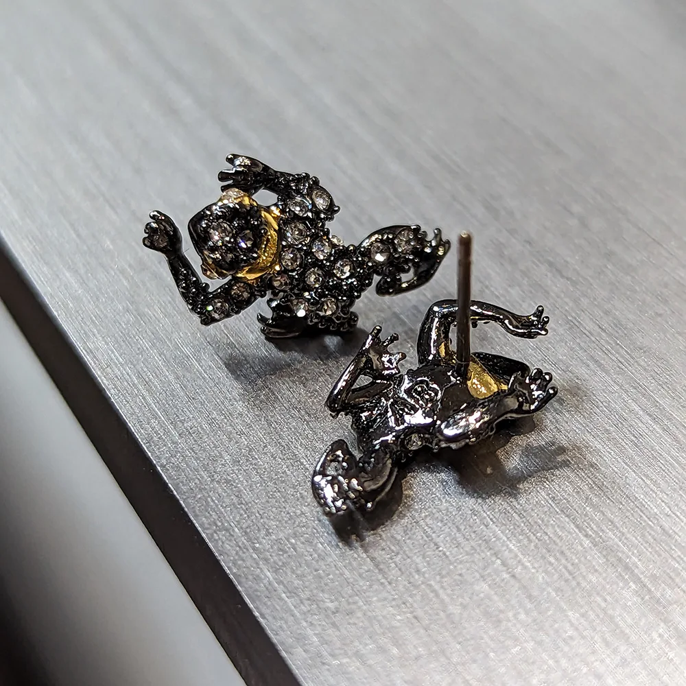 

Trendy Brand Classic AB Lucky Toad Full of Black Personality Trendy Cool Men and Women Can Wear Small Stud Earrings