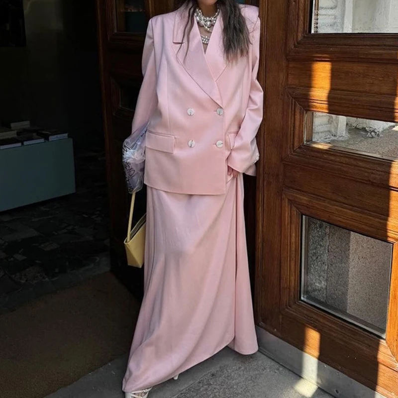 

Элегантный женский комплект из двух предметов: свободный пиджак с отложным воротником и длинными рукавами из атласа и юбка на пуговицах, розовый, для офиса и повседневной носки