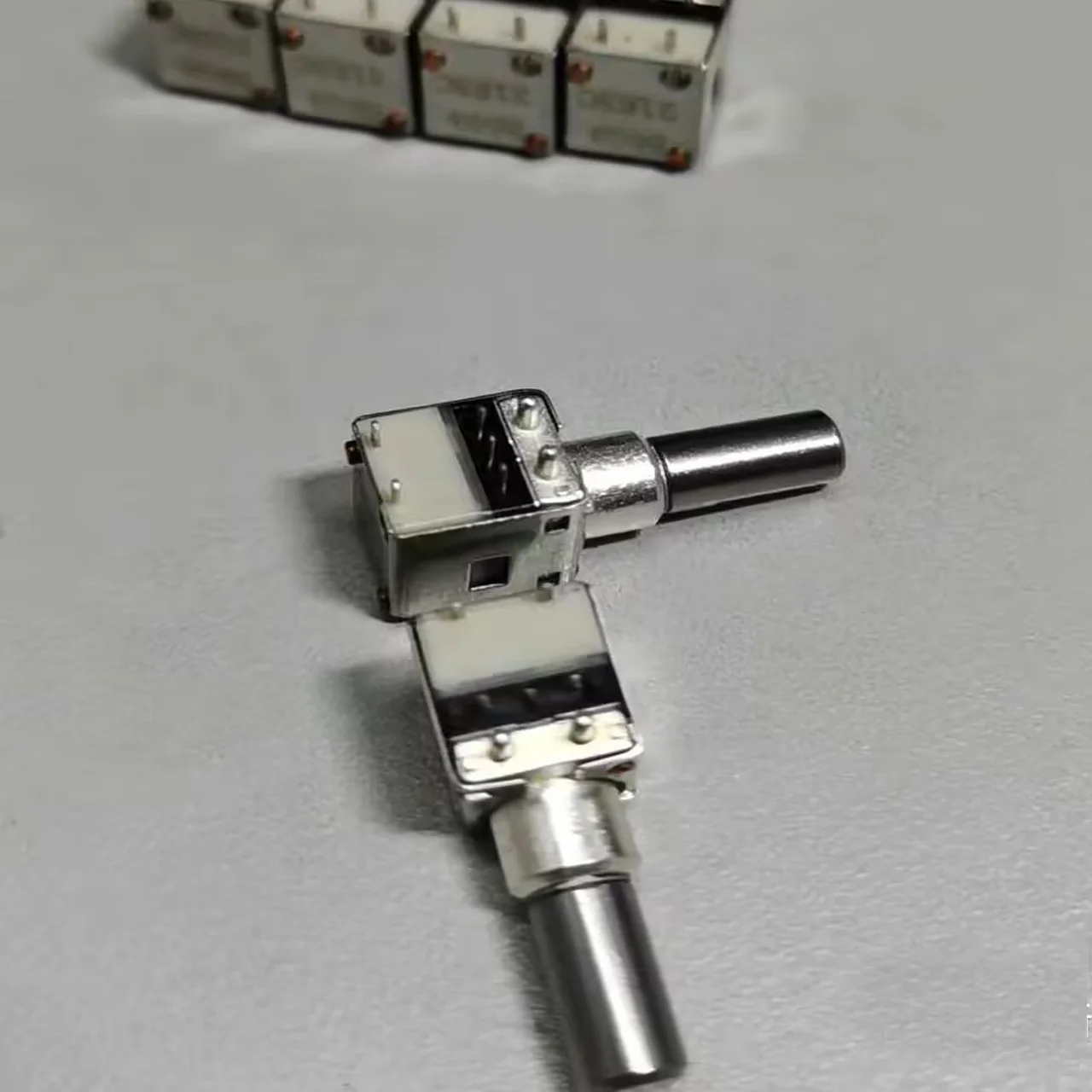 

Поворотный переключатель громкости 1875103C04 для GP338D GP328D GP338D+ GP328D+ DP4800 DP4801E XPR7550