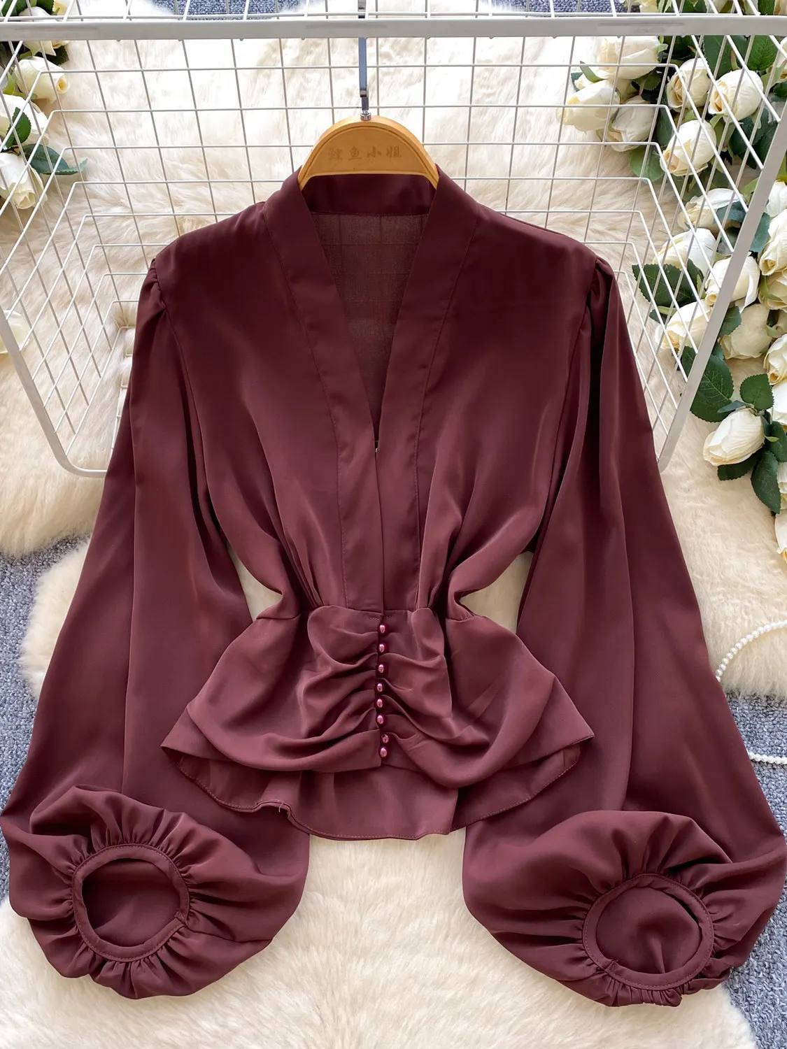 

Новинка 2026, весенняя женская простая рубашка с v-образным вырезом и рукавами-фонариками, плиссированная конструкция, однобортная однотонная рубашка с жемчужными пуговицами, топы