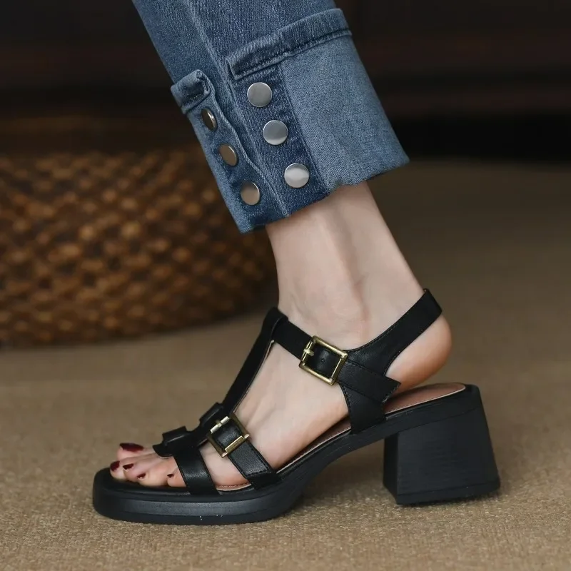 Женские модные сандалии, новые 34-39, маленькие размеры, с открытым носком, с квадратной головкой, металлической пряжкой, на высоком каблуке, модные пригородные туфли на толстом каблуке
