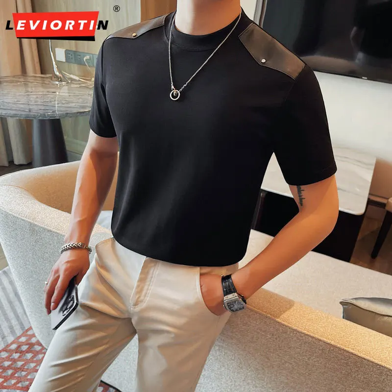 

2024 Summer New Men's Short Sleeve T-shirt Slim Fit Solid Color Shoulder Panel Leather Rivet Round Neck Pi Shuai T-shirt