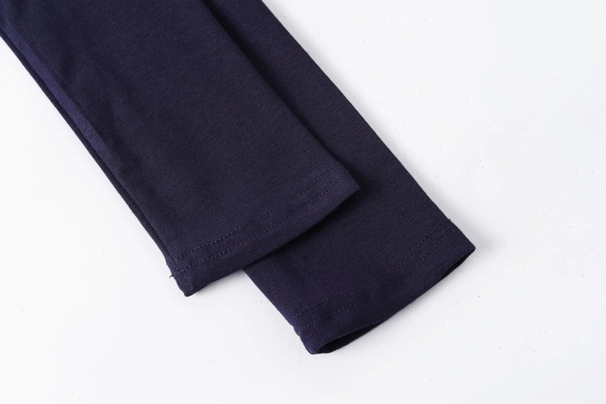 Koreanischer Stil Damen Herbst T-Shirt mit gedrehtem Ausschnitt, langen Ärmeln, schrägem Halsausschnitt, schmal geschnitten, gerippt, elegant, lässig, zum Überziehen geeignet. – Detail 7