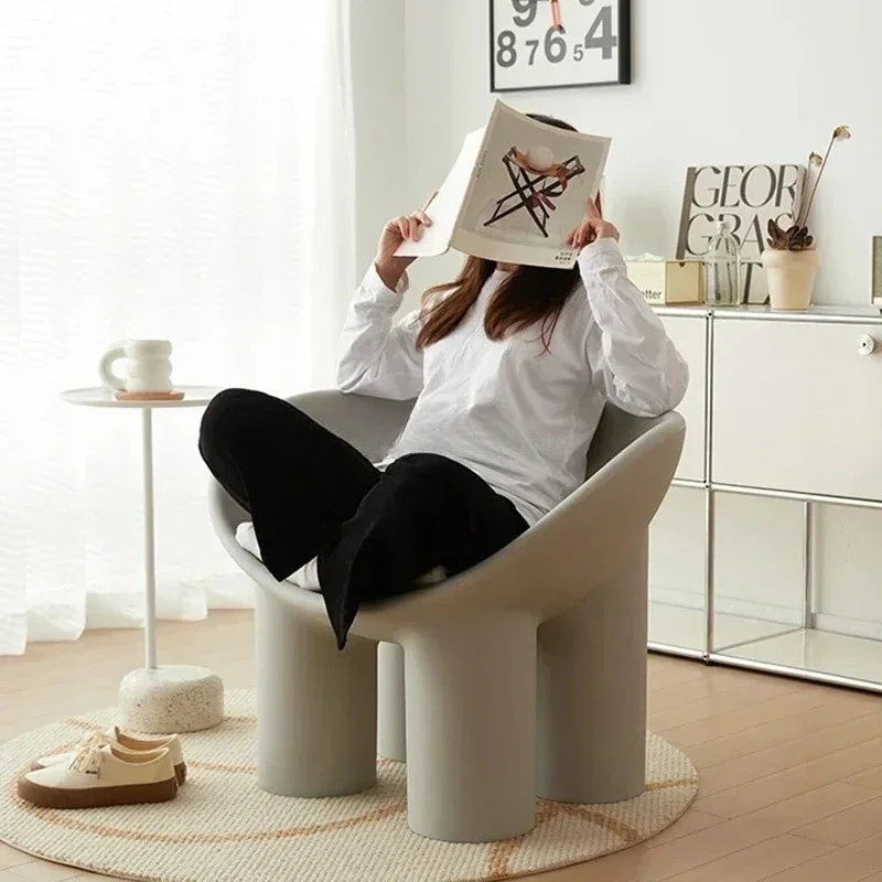 Nowoczesne krzesła do salonu w stylu nordyckim, fotelki typu roly-poly, leżanki, ergonomiczne, relaksujące sofy, designerskie luksusowe szezlongi, meble do domu.