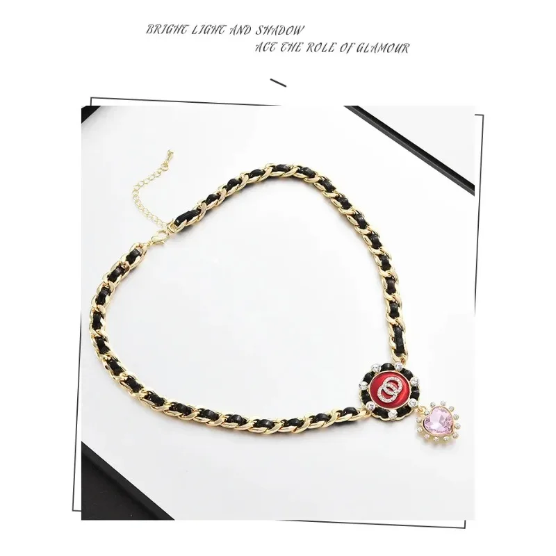 

Heart-shaped necklaces, retro necklaces, fashionable clothing necklaces. Black sexy collarbone chain, leather rope