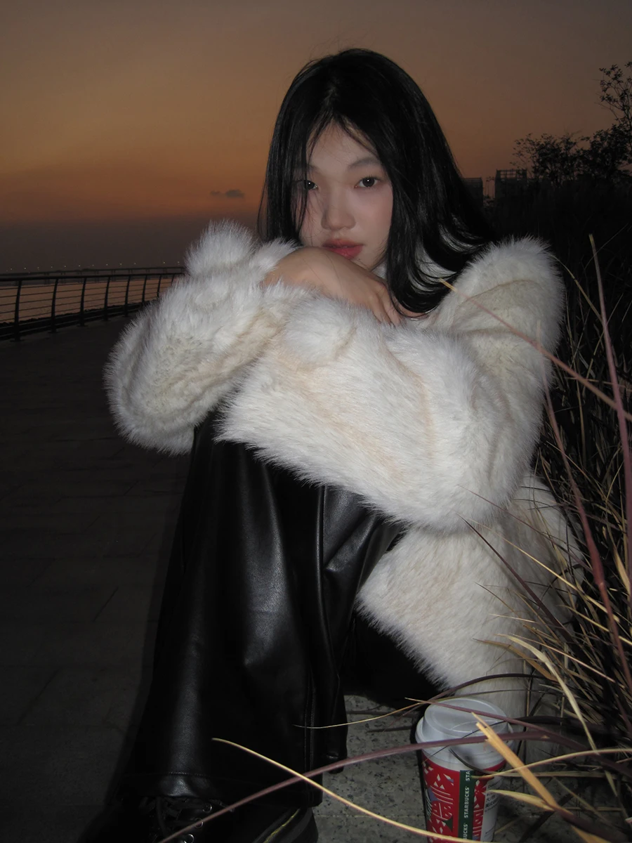 معطف فرو نسائي أحمر من ستوديو المشاهير لخريف وشتاء 2025، تصميم جديد راقي، إحساس فاخر، جميل للغاية، سترة قطنية بتصميم أنيق #1