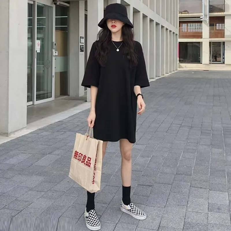 تي شيرت أمريكي ريترو متوسط الطول بأكمام قصيرة لفستان نسائي صيفي أسود فضفاض، ملابس غير رسمية كبيرة الحجم