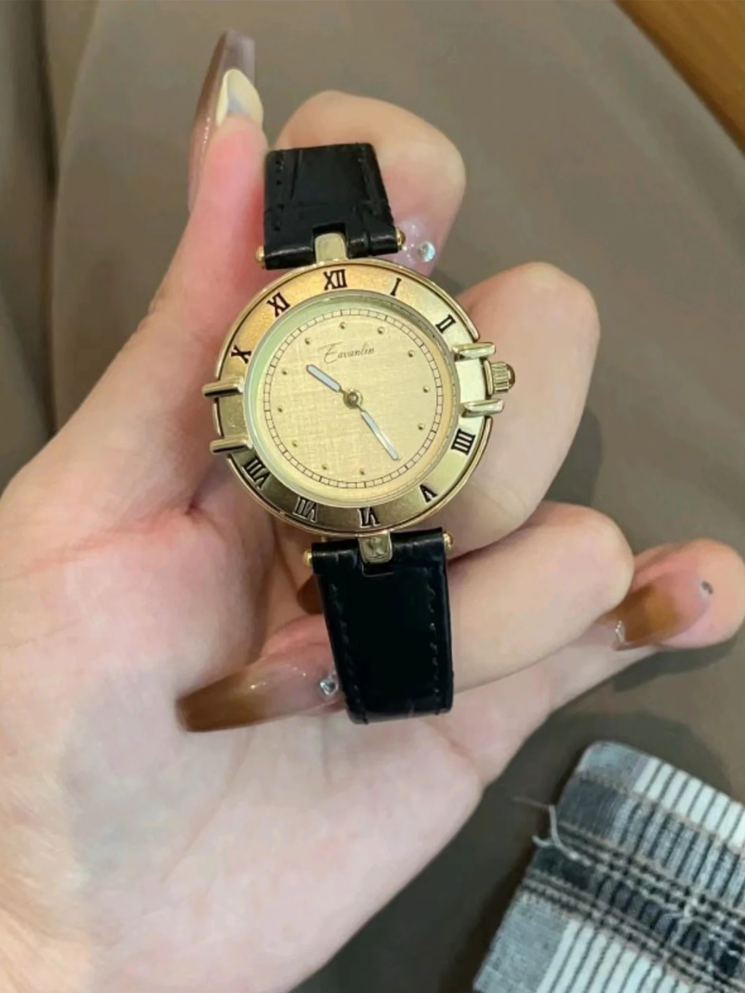 

2025 new light luxury design high-end retro watch for women birthday gift for women fashionable and luxurious women's watch