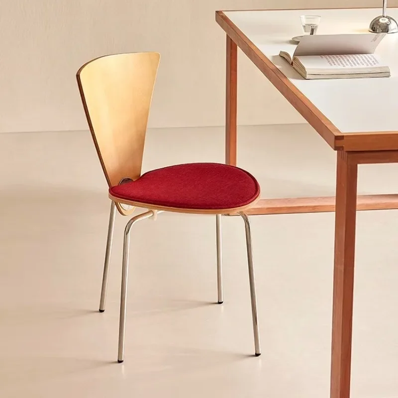 Silla retro de acero inoxidable.