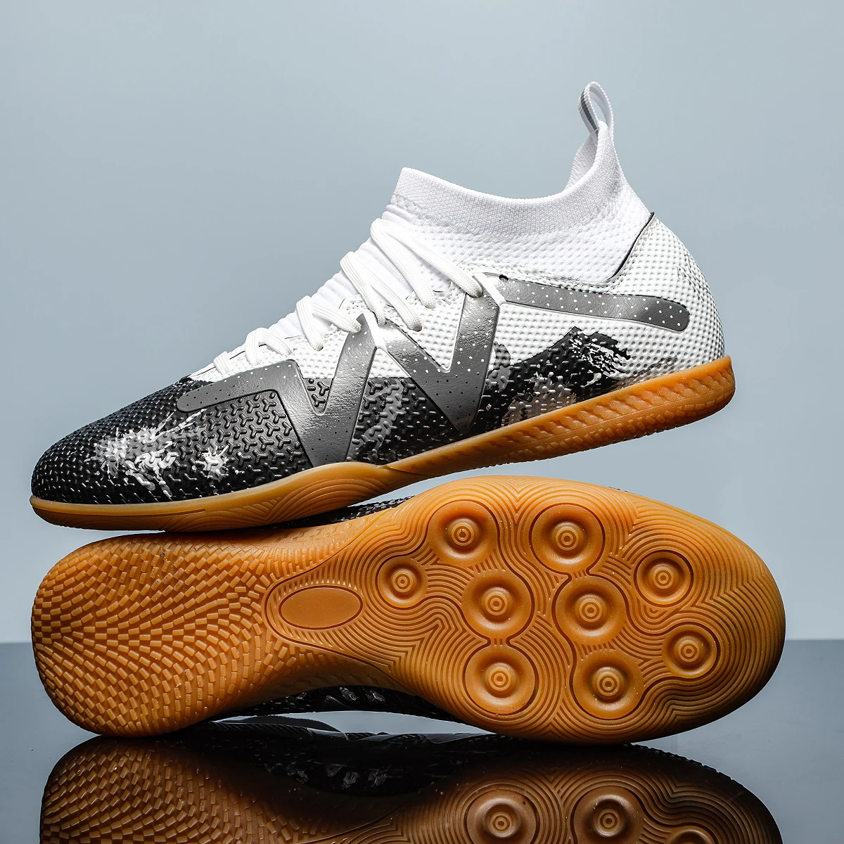 

High-top indoor five-a-side football shoes, designed for training, suitable for both men and women; comfortable and breathable.