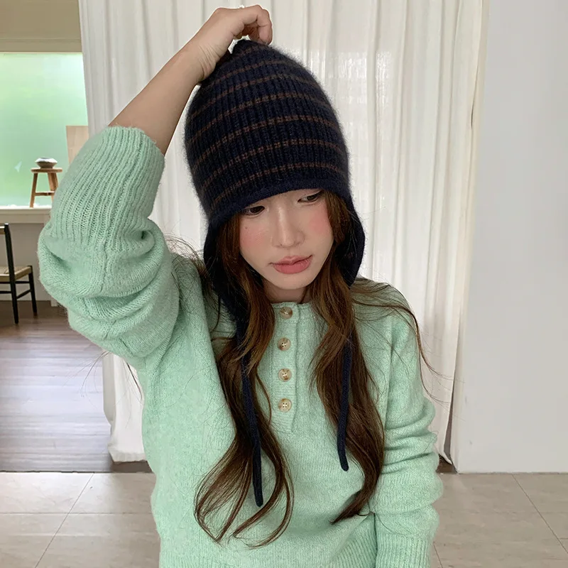 Japanische Wollmischmütze mit Streifenmuster, Schnürung und Ohrenschutz, gestrickt für Wärme im Winter, als Beanie-Mütze oder Bomber-Mütze für Damen geeignet, auch zum Radfahren. – Detail 2
