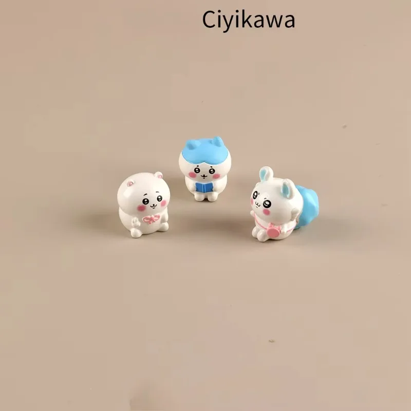 

Chiikawa Self -laugher Bear Mini Decorative Usic Small Eight Flying Mouse Otter Surrounding Decorative Desktop Car Dolls Kawaii