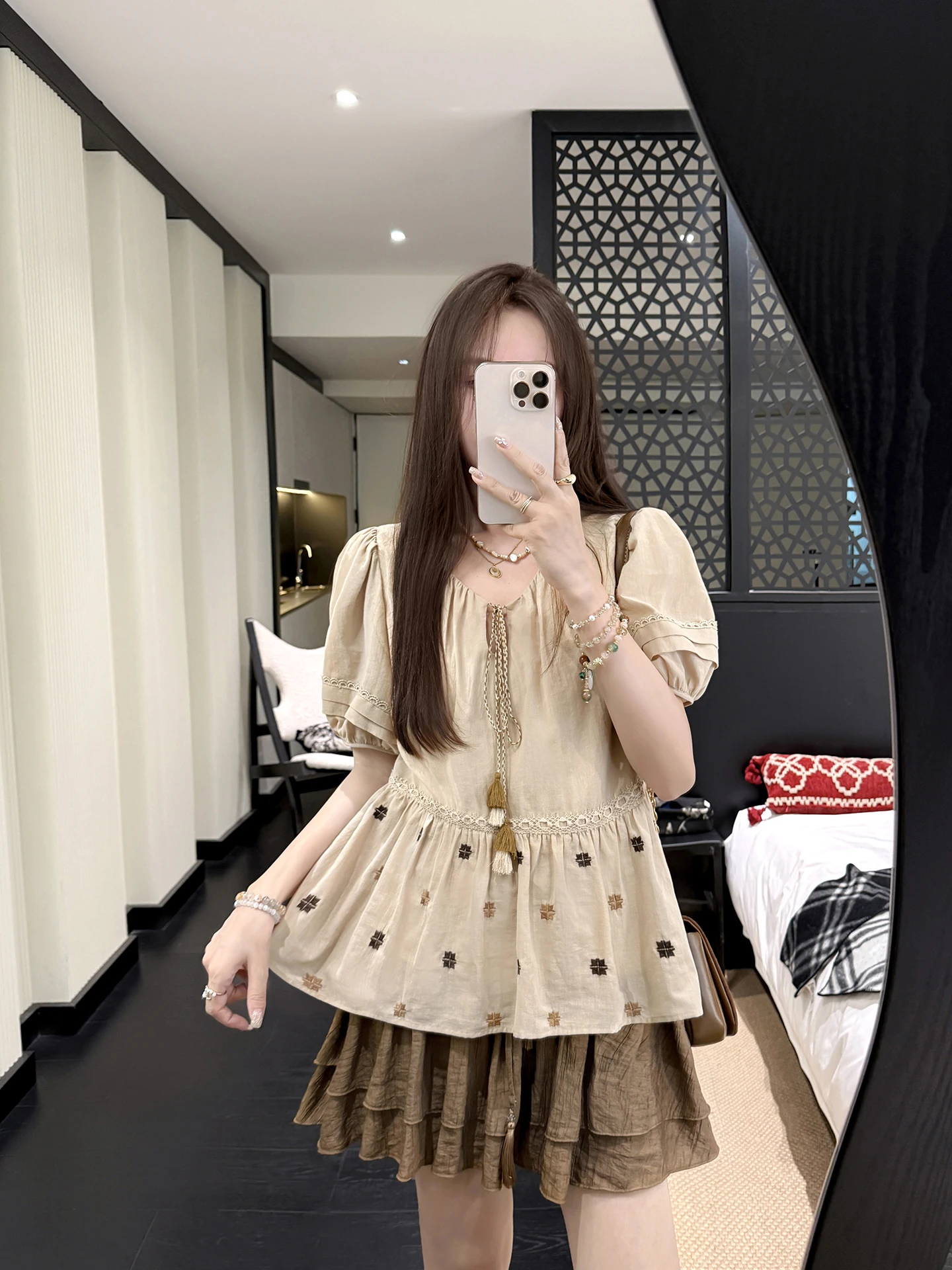 

Свободная женская блузка с вышивкой и V-образным вырезом, короткий рукав, абрикосовый цвет, модный повседневный стиль, корейская версия, фасон «бабл»