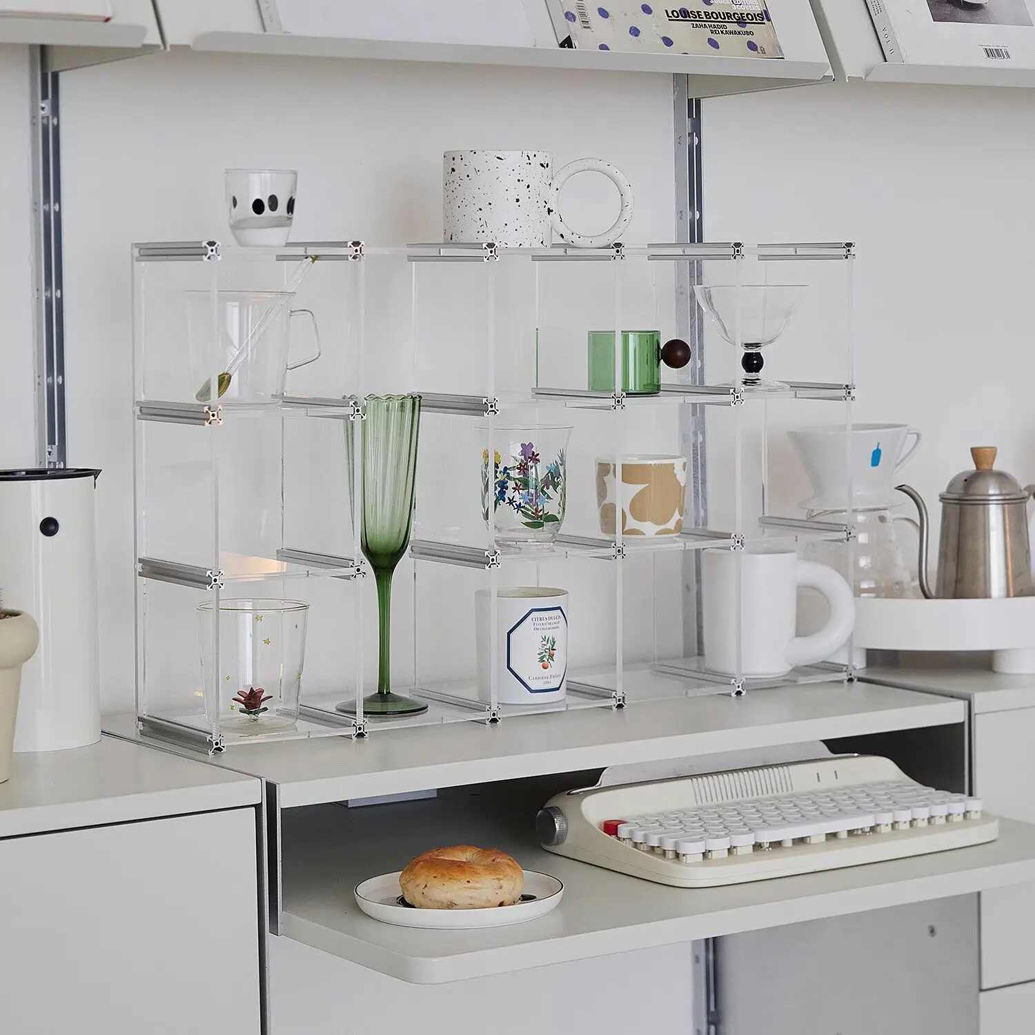 

Designer cup holder, perfume holder, mug storage rack, water cup rack, acrylic coffee shop cup suspension rack.