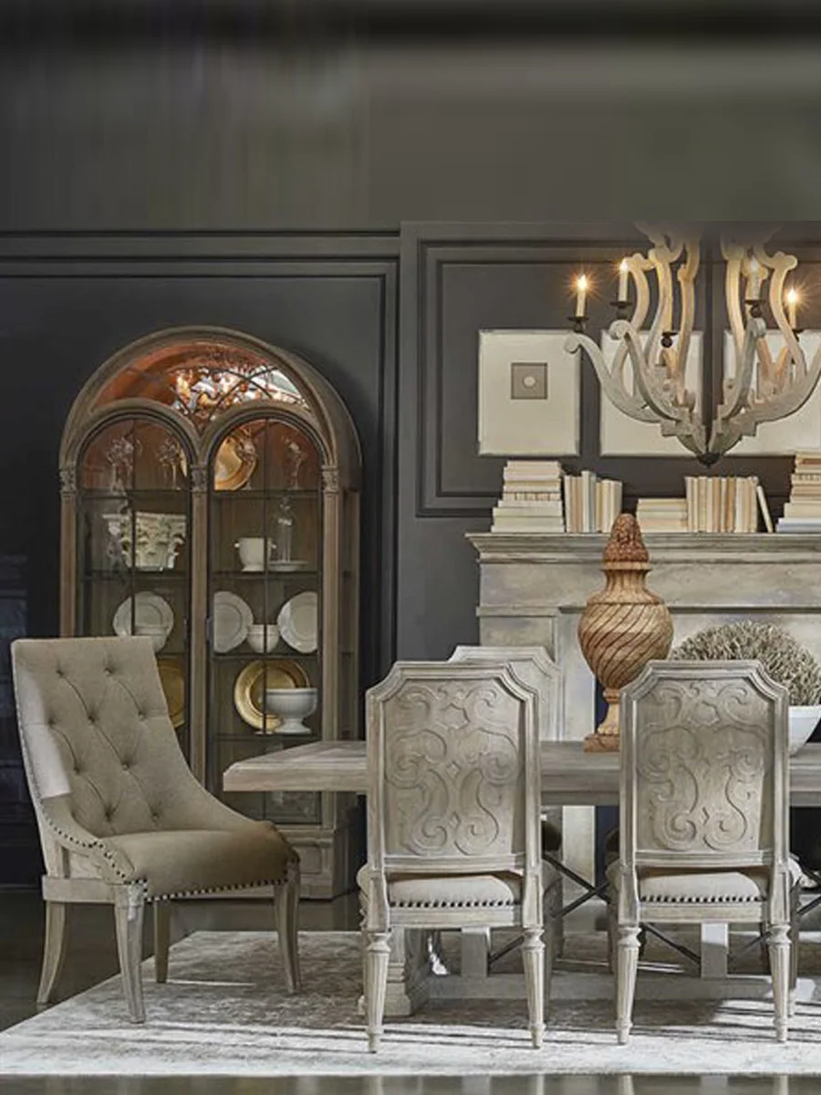 Soggiorno retrò francese contro la porta in vetro dell'armadietto alto in legno massello a parete