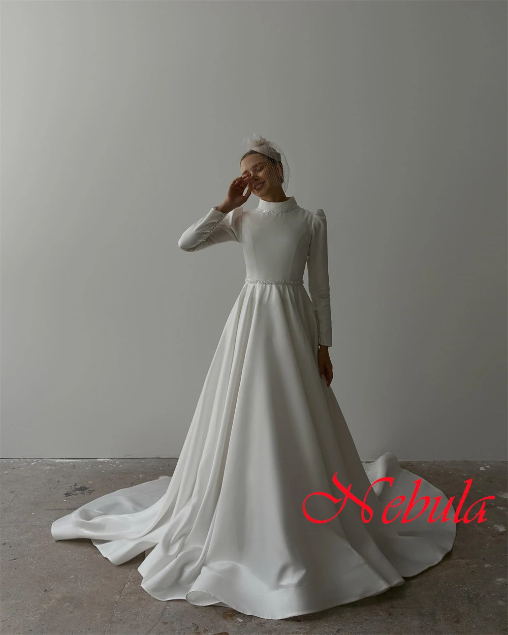 Op maat gemaakte prachtige witte satijnen trouwjurk Klassieke ronde hals Lange mouwen Kapelsleep Bruidsjurken met lovertjes en parels