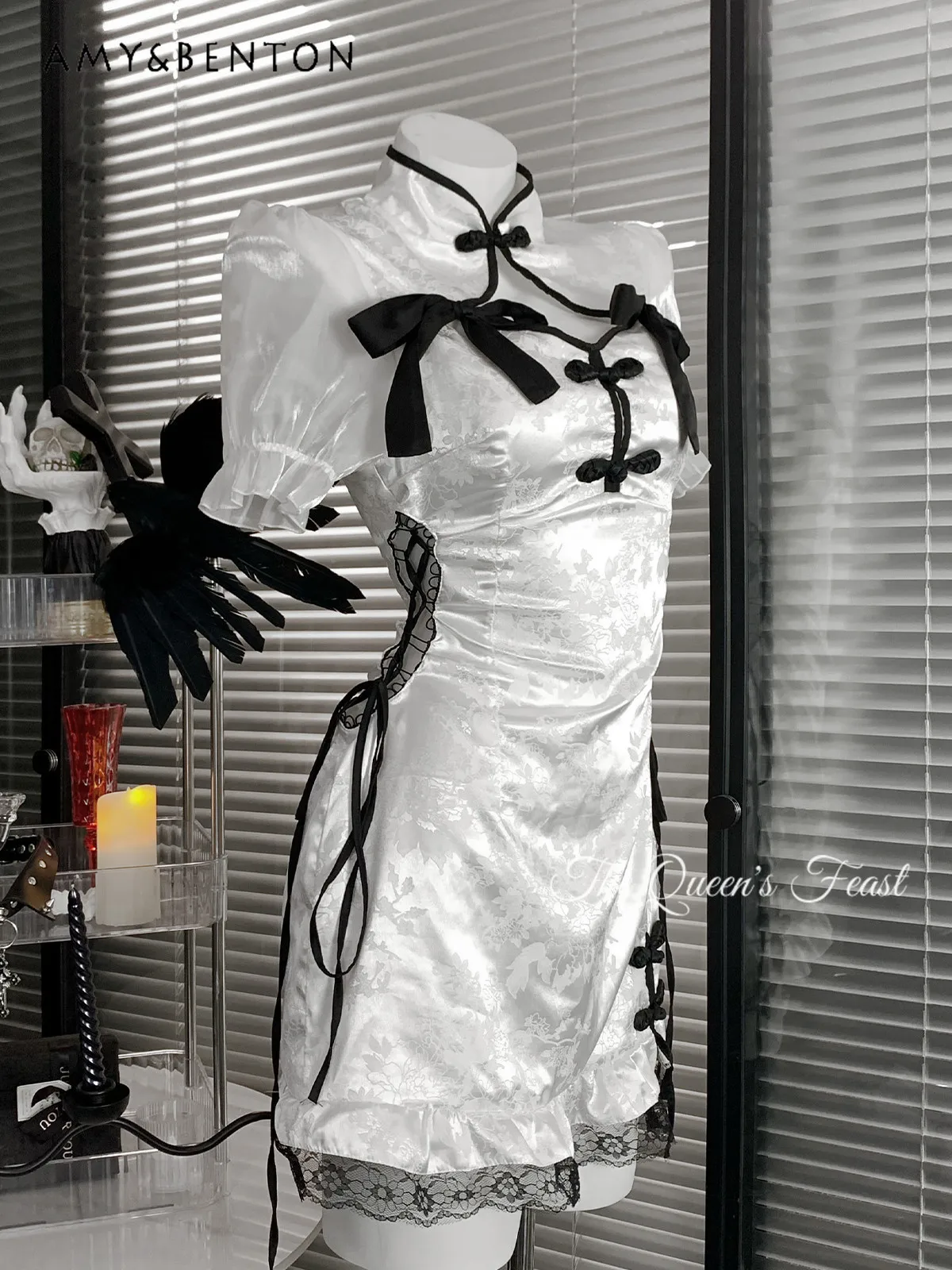 

Новое летнее женское платье-ципао 2026 года в китайском стиле: белое, приталенное, с бантом, жаккардовым кружевом, коротким рукавом и улучшенным кроем