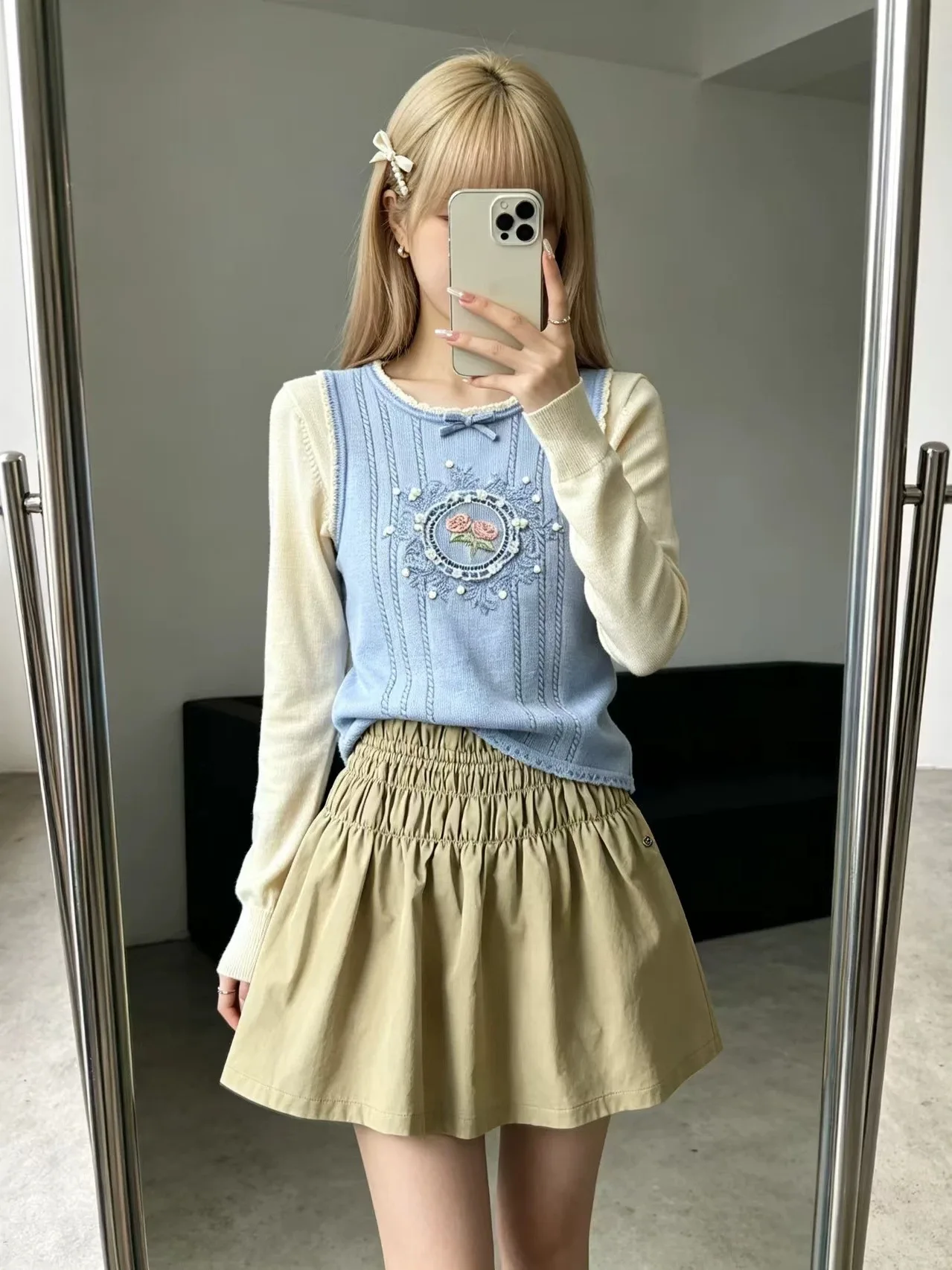 Elegant European Style Long Sleeve Knitted Top Women's Slim Fit Embroidered Flower Fashionable Autumn Winter Clothing