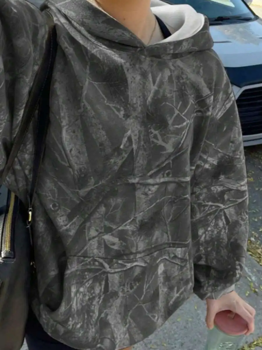 

Оверсайз худи с флисовой подкладкой, камуфляжным принтом и карманом-кенгуру, угольно-серый с принтом в виде листьев