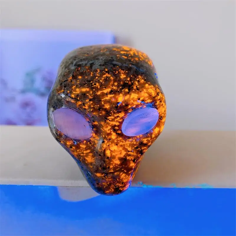 2inch Natural Yooperlite Alien Skull Crystal Carved Reiki Healing Gemstone Figurine Crafts Home Decor Ornament Gift 1pcs