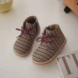 Stivali corti per bambini in stile britannico Stivali singoli per ragazzi autunnali belli Stivali a reticolo retrò per ragazze di moda Scarpe morbide e calde per bambini