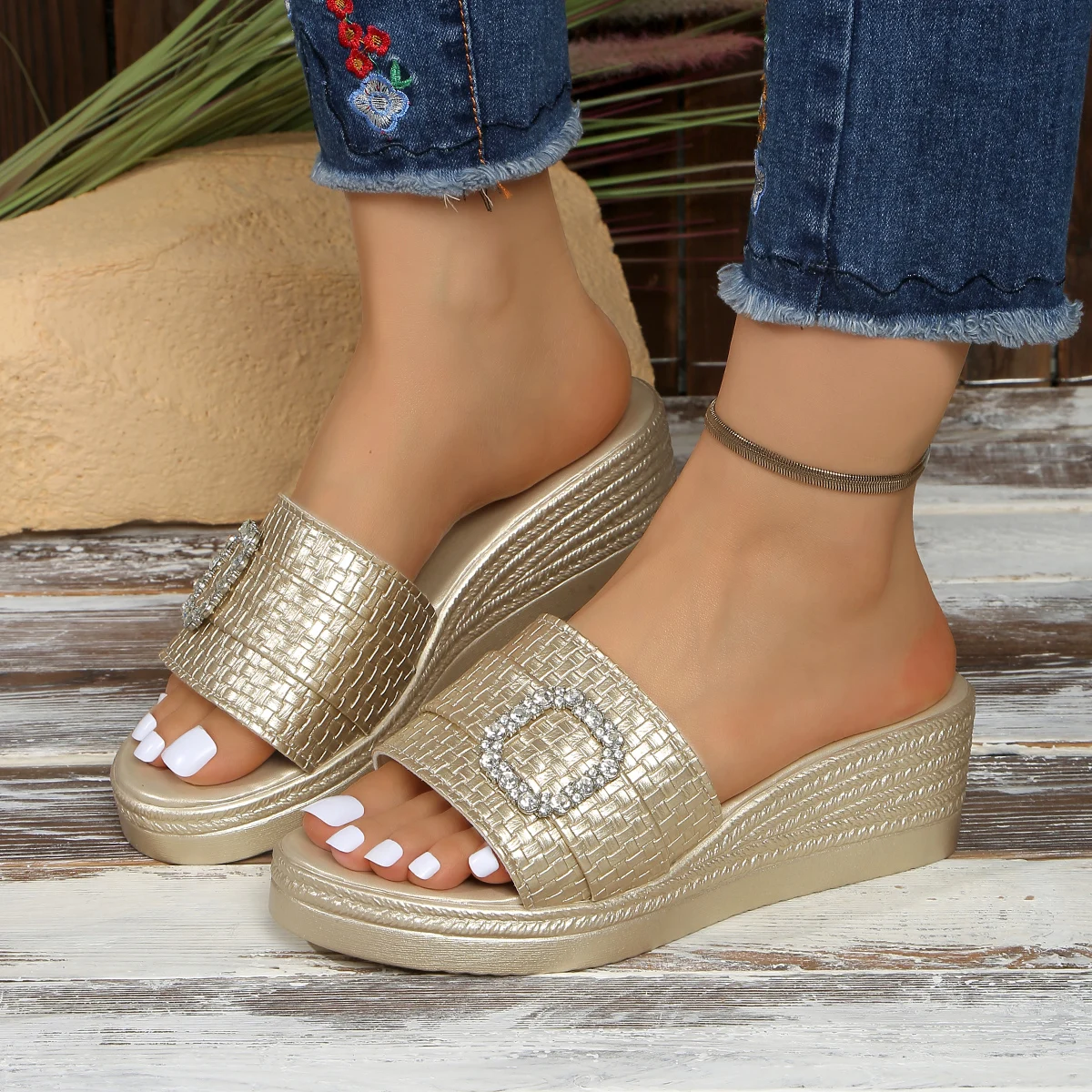 Vintage Nieten-Verzierte Keilsandalen für Damen 2026 Sommer High Heels Plateau-Sandalen Übergröße 43 Knöchelriemen Strandschuhe