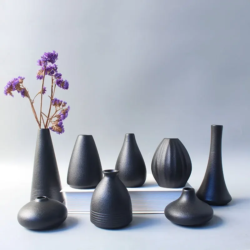 

Ceramic small vase, home decoration handicraft desktop decoration, black small vase simple Japanese decoration
