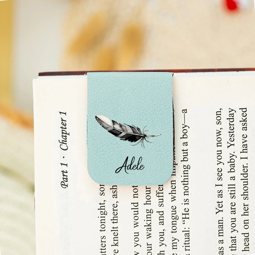 1 قطعة إشارة مرجعية للاسم مع ريشة لطيفة ، إشارة مرجعية من الجلد لطيفة على شكل ريشة لطيفة ، إشارة مرجعية مغناطيسية مخصصة ، هدية عيد ميلاد لمحبي الكتب