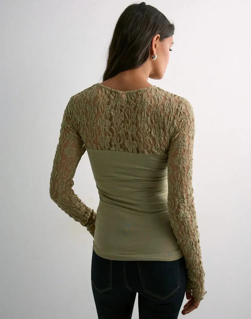 เสื้อครอปท็อปผ้าตาข่ายซีทรูสำหรับผู้หญิง สไตล์คลับแวร์สุดหรู แฟชั่นเสื้อแขนยาวลูกไม้สีดำ ทรงเข้ารูป  เสื้อเบลาส์สำหรับงานปาร์ตี้