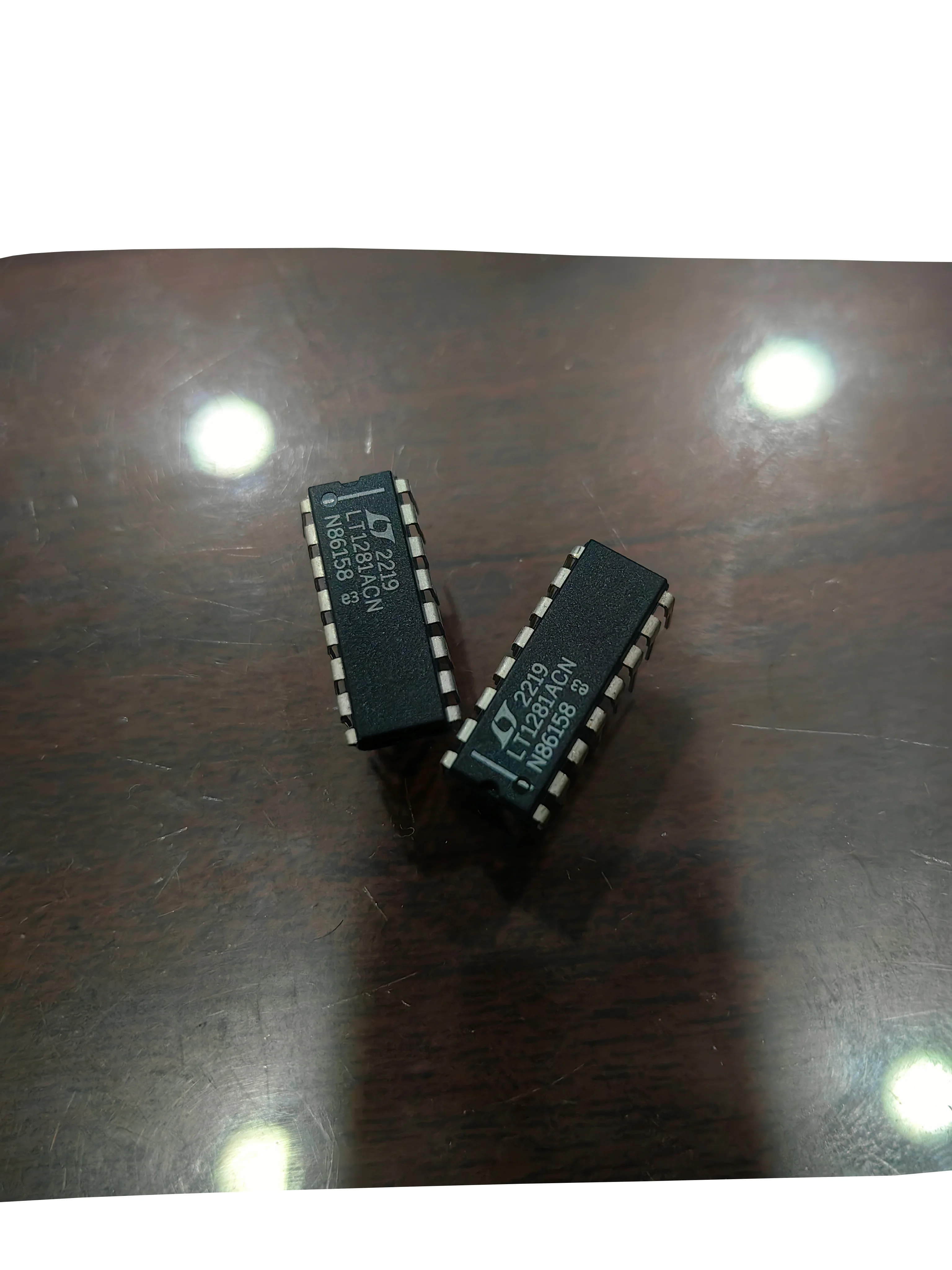 LT1281ACSW LT1281ACN LT1281 - محرك/جهاز استقبال مزدوج منخفض الطاقة 5 فولت RS232 مع مكثفات 0.1μF