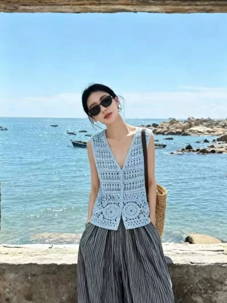 

Casual Fashionable Lace Sleeveless Summer New Women's Wear Anti-Aging Slimming High-End Trendy Vest Lace Shirt