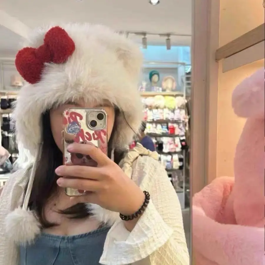 Niedliche Weihnachtsmütze mit Plüschschleife – Flauschige Wintermütze mit roter Schleife als Weihnachtsgeschenk und Party – Detail 2
