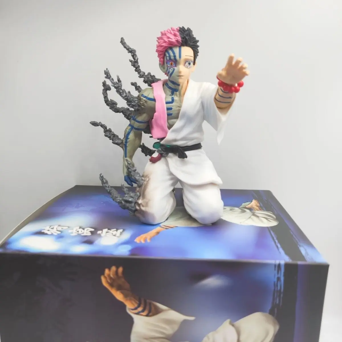 Nowa Figurka Anime 13cm Demon Slayer Akaza Hakuji Model Lalka Figurka Akcji Dekoracja Pvc Ozdoba Biurkowa Zabawka