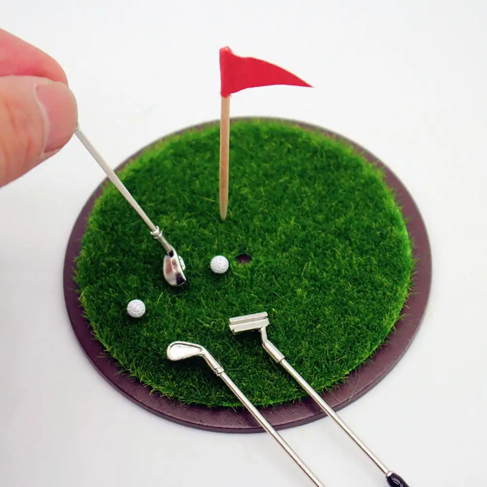 โลหะElectroplated Golf Club Miniature Golf Clubชุดลูกธงสําหรับเด็กแกล้งทําเป็นเล่นตุ๊กตาอุปกรณ์เสริมสําหรับมินิกอล์ฟ