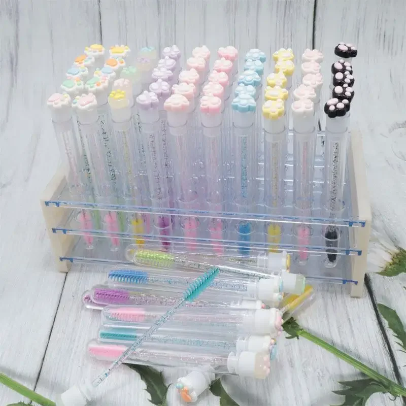 Tubki na szczoteczki do rzęs z motywem kreskówkowej kociej łapki, jednorazowe aplikatory do tuszu do rzęs, wielorazowe szczoteczki do rzęs, pyłoszczelne tubki do przechowywania i czyszczenia.