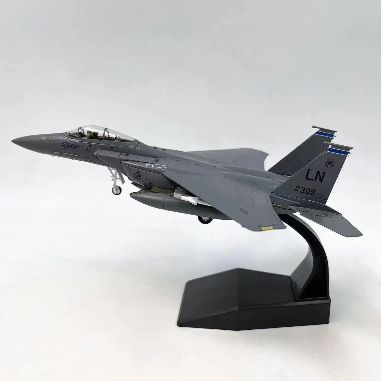 

Diecast 1:100 Scale Amer US F-15E Fight-bomber Alloy Aircraft Model Collectible Toy Gift Souvenir Display Ornament