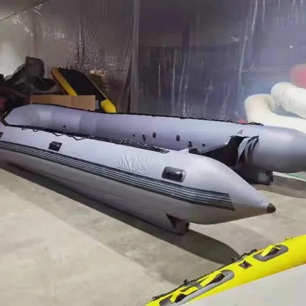 Grand bateau gonflable robuste populaire de 5.5m 6m 6.5m 7m 7.5m avec deux petits tubes au fond