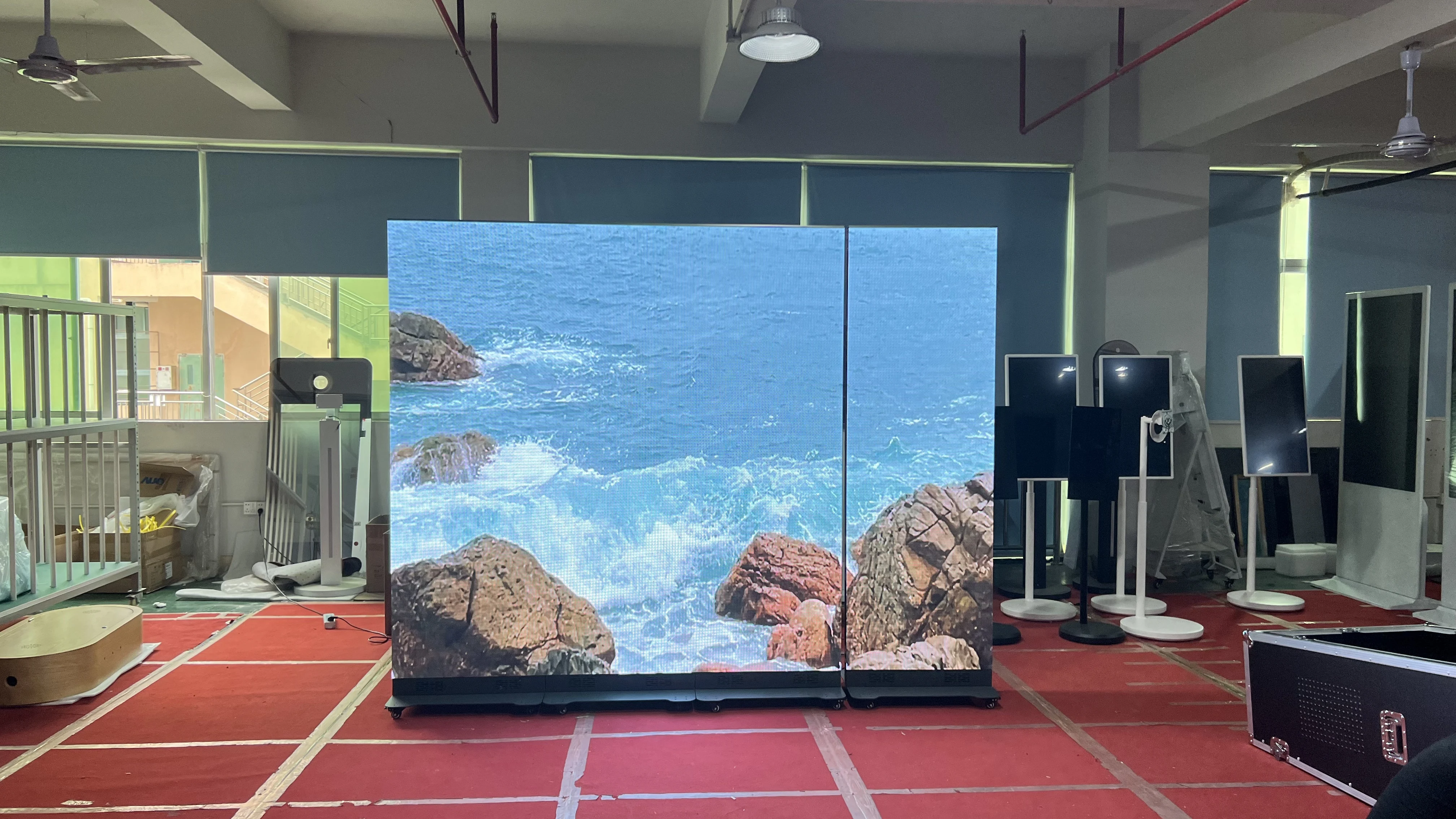 شاشة ملصق LED خارجية قابلة للتخصيص P1.25/P1.53/P1.86/P2/P2.5 عرض إعلاني محمول متحرك على الأرض