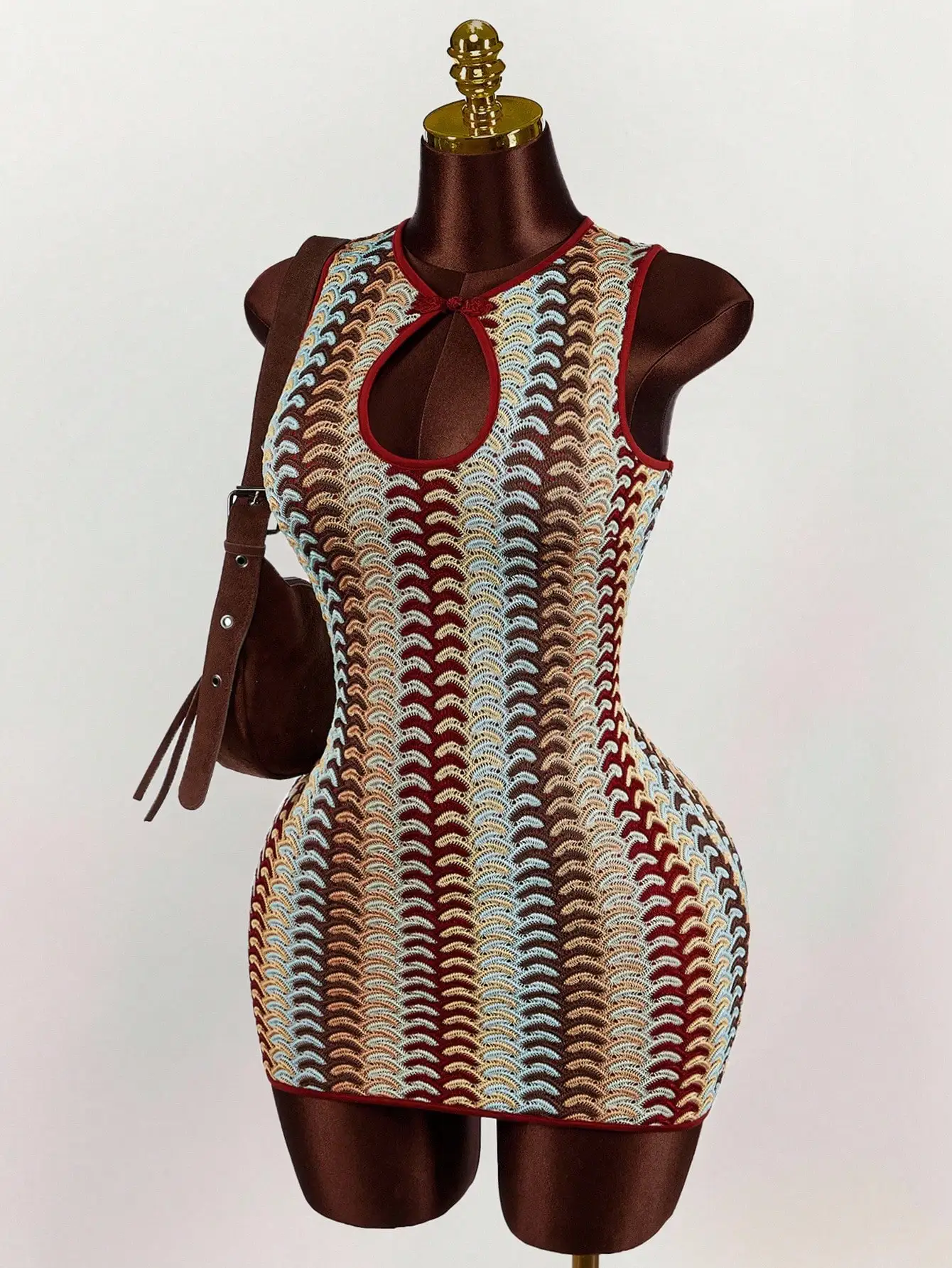 

Мини-платье без рукавов с вырезом спереди и вязаным узором в виде волн