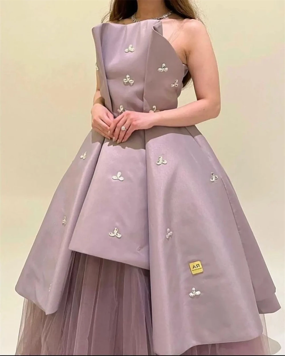 

Simple Strapless Ball Gown Celebrity Celebrity Sequin Flowers Fold Satin Prom Dresses Robe Femme Soirée فساتين سهره نسائيه فخمة