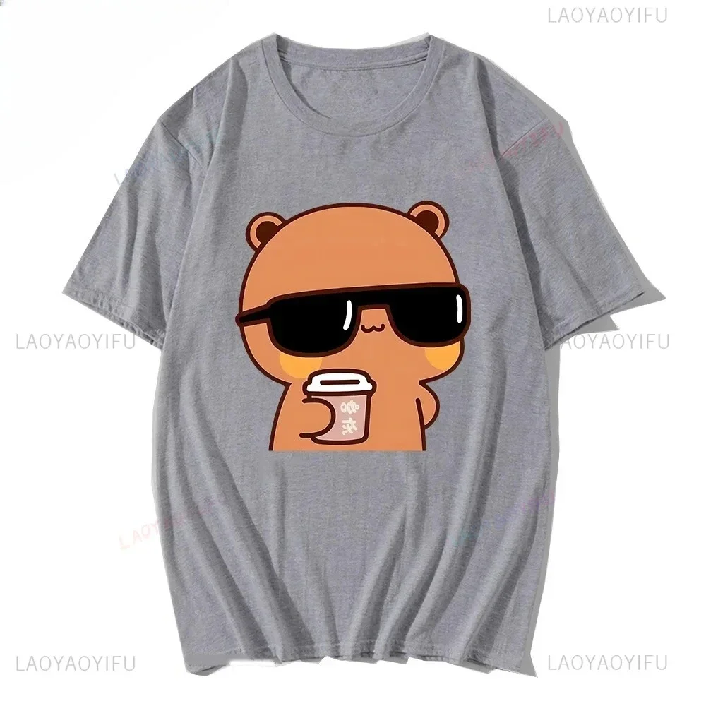 Coppia Tee Bubu sta guardando film e tè al latte con t-shirt Dudu Cartoon Cute Graphic Tees for Ladies Kawaii Cotton Unisex Tops