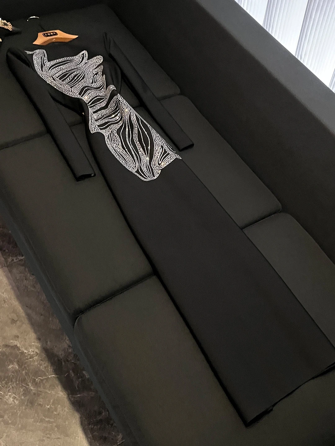 กระโปรงทรงตรงยาวแบบใหม่สำหรับงานแต่งงาน ฤดูหนาว 2025 ผ้าโพลีเอสเตอร์วิบวับ สไตล์ลำลองและเป็นทางการ