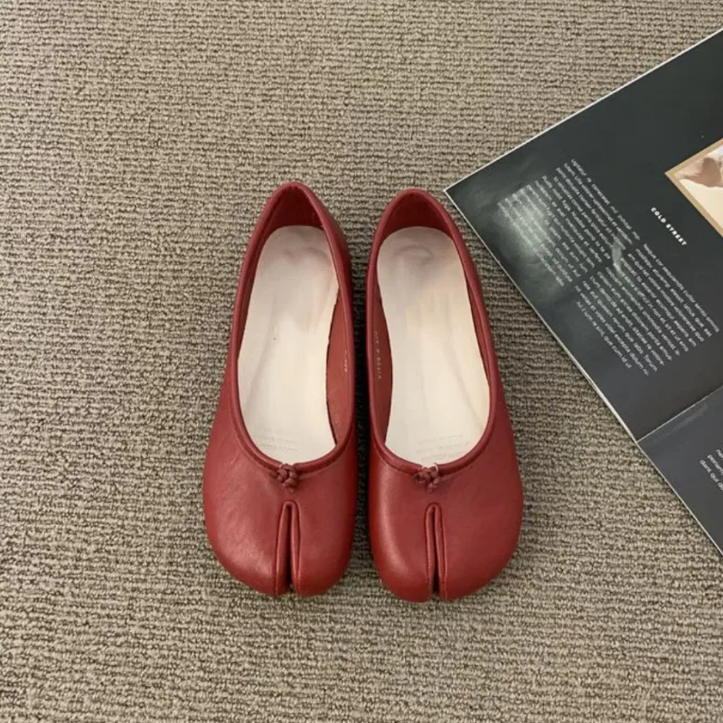 

2026 New Women's Shoe Exquisite Japanese Style Split Toe Casual Shoes for Woman Fashion Flat Shoes Designer Shoes Zapatos Mujer