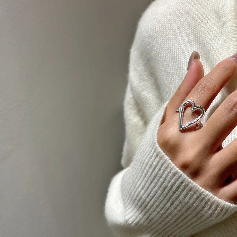 Vintage Unique Heart Motif Ring Texture Hollowed-Out Rings for Women Silver Color Temperament Jewelry Gift Daily Wear