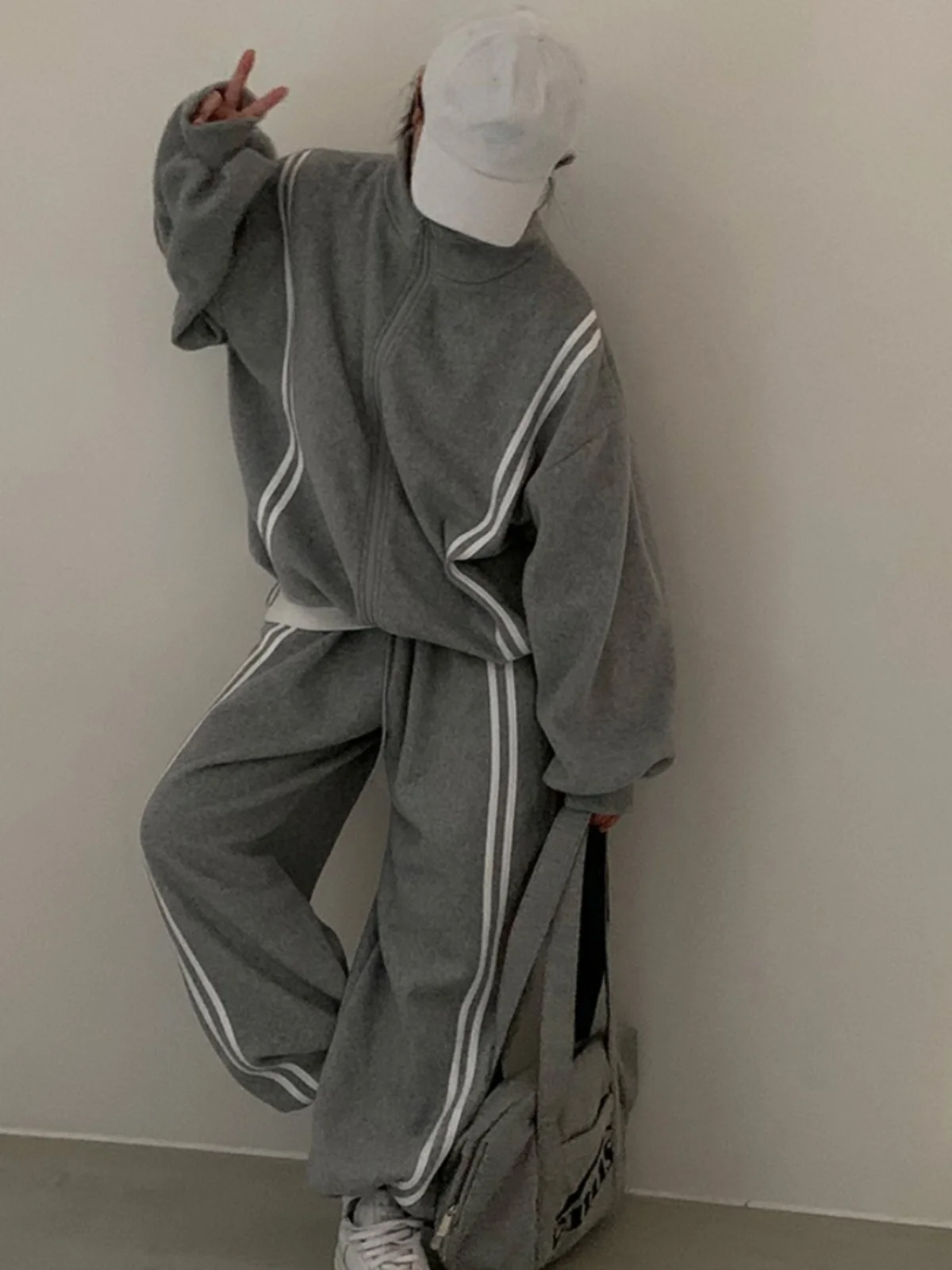 

Комплект: худи с цветными блоками и женские спортивные брюки прямого кроя с воротником-стойкой. Модный хлопковый весенний наряд.