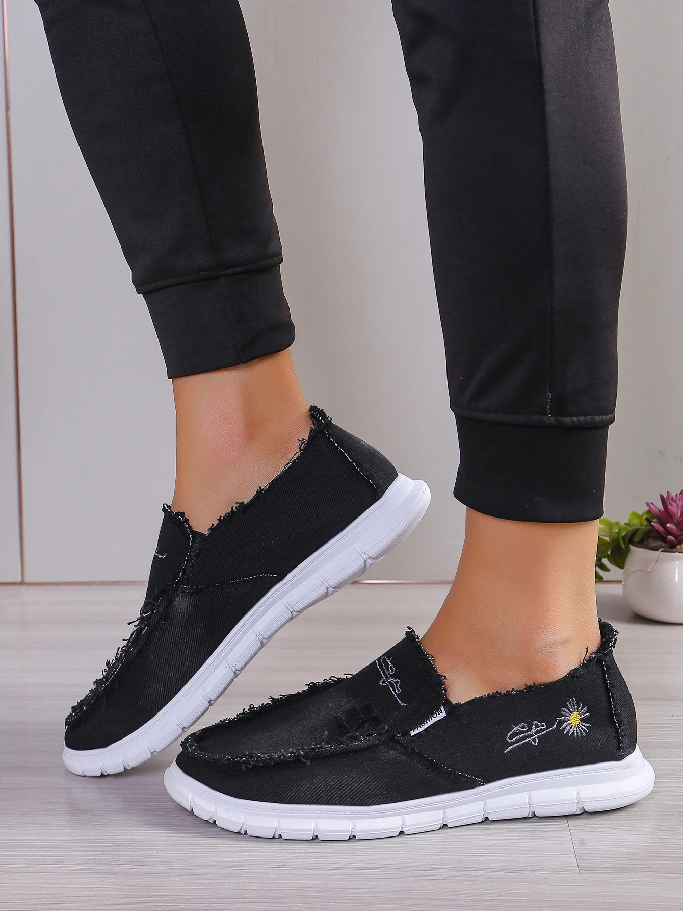 Damen-Slip-On-Schuhe aus Segeltuch, lässige Slipper mit Gänseblümchen-Stickerei, bequeme, leichte Wanderschuhe für den täglichen Gebrauch – Detail 14